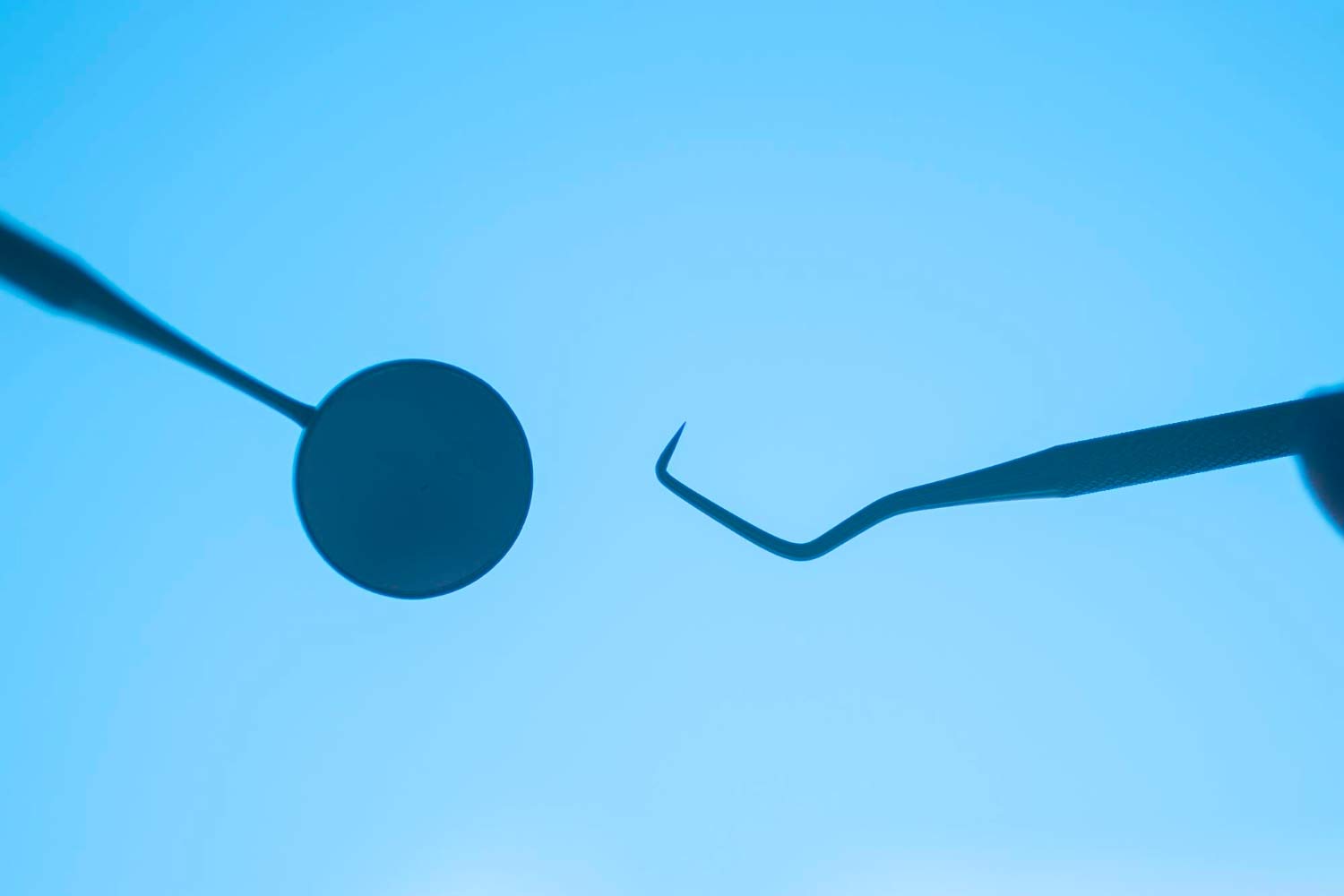 Dentista en Donostia realizando revisión dental en Clínica Amadent