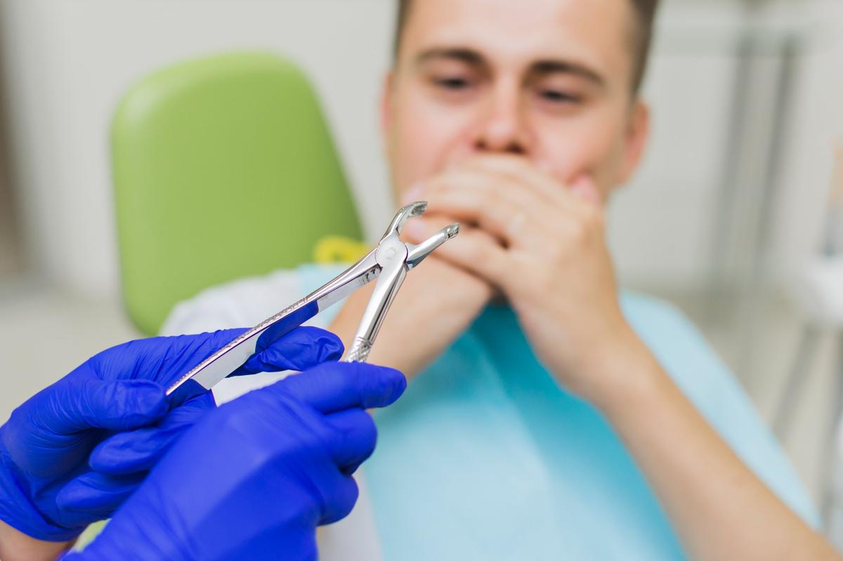 Paciente con miedo al dentista ante instrumental dental — sedación consciente en Amadent Donostia